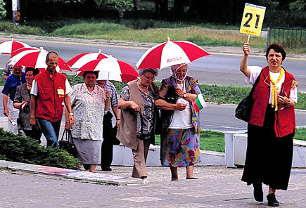 Itt látható egy Európai (nem magyar!) nyugdíjas csoport egy társasutazáson valahol Amerikában.