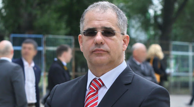 Orbán miniszterelnök egyik jó barátja, aki nyugdíjas szövetkezeti „befektető”, és öröklési szakértő.