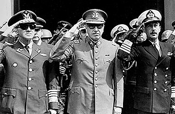 Pinochet, és itt még a hatalmi pózban tetszelgő tettestársai..