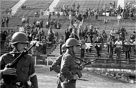 Stadionba zárt emberek Chilében, 1973-ben. Közülük több tízezer soha nem került elő..